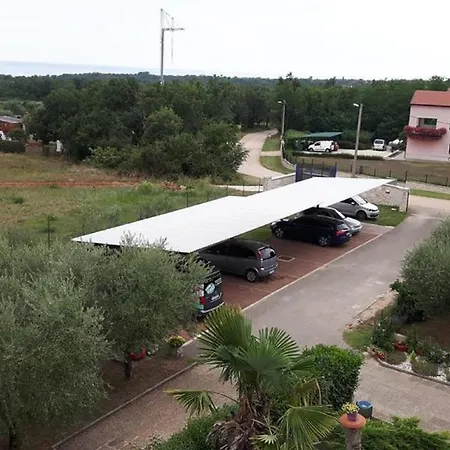 Adamovic With Shared Pool Guest house