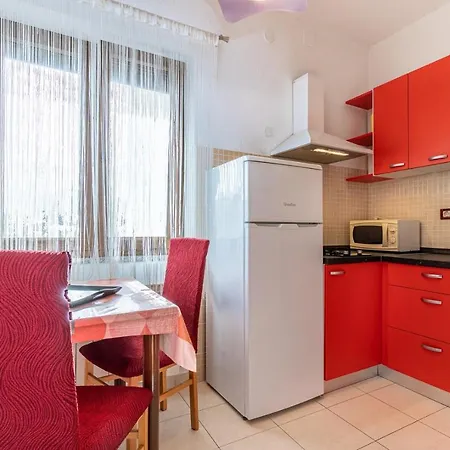 Adamovic With Shared Pool Guest house *