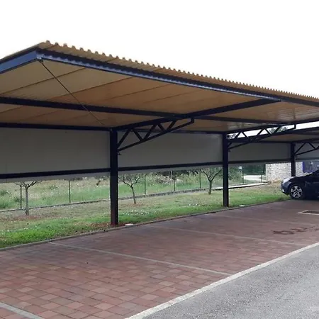 Adamovic With Shared Pool Affittacamere Umago
