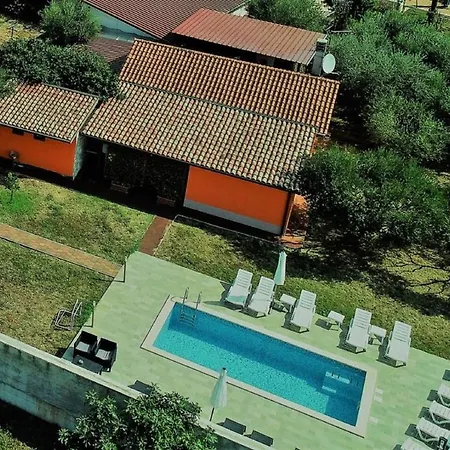 Adamovic With Shared Pool Guest house